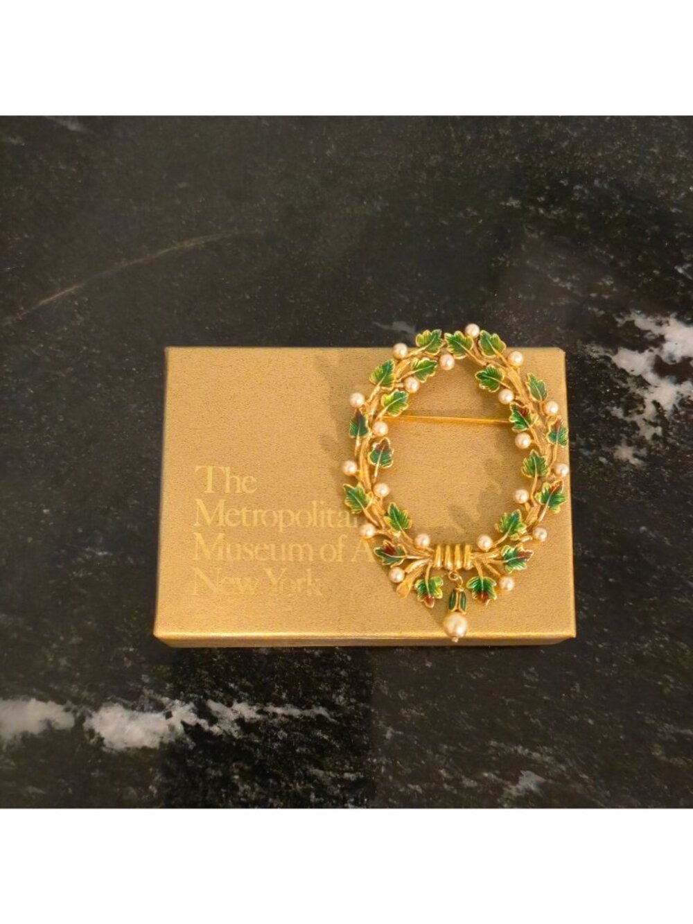 Metropolitan Museum Of Art Laurel Lavaliere BROOCH Enamel & Faux Pearl With Box - Picture 3 of 9